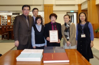 杜師母將杜老師部分手稿及筆記本捐贈臺大圖書館特藏組。(2012年11月22日攝)