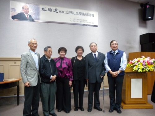 杜師母和與會者合影,左起:黃富三老師、王德毅老師、趙雅書老師伉儷、李弘祺老師。