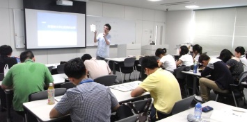 早大紀旭峰老師以「早稻田大學和近現代台灣」為題授課。(2013年7月29日攝,顏杏如老師提供)