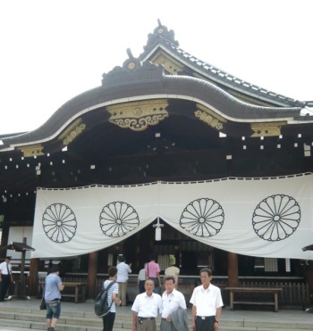 靖國神社,。倘若不知其背景,僅會覺得它寧靜而莊重,與一般神社無異。(2013年7月30日攝,胡安美提供)